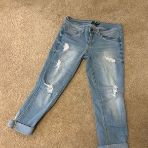 Wonen’s Distressed Capris 💙